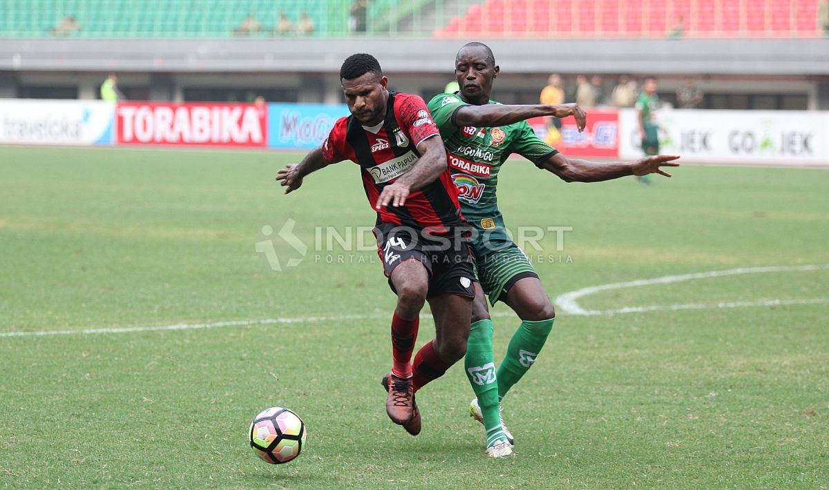 Duel Marinus Wanewar (kiri) dengan Franklin Anzite. Copyright: © Herry Ibrahim/INDOSPORT