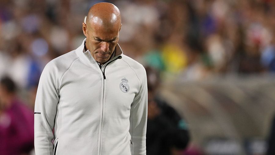 Zinedine Zidane tertunduk lesu. Copyright: © Getty Images