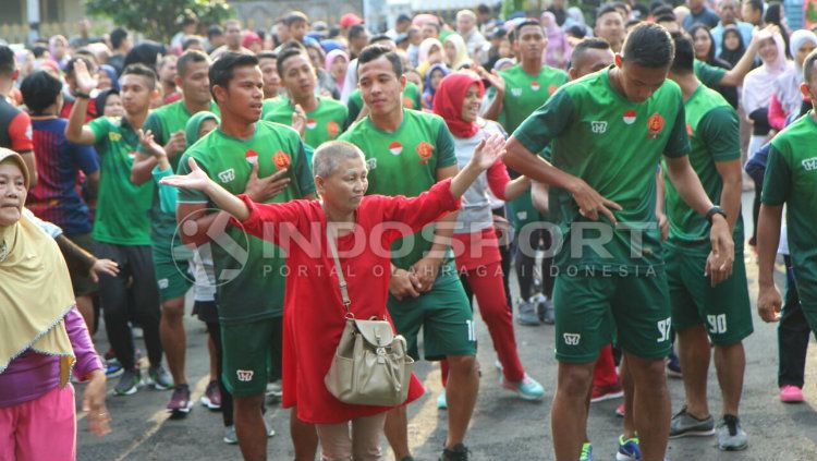 Pemain PS TNI aerobik bersama ibu-ibu Copyright: © INDOSPORT/Zainal Hasan