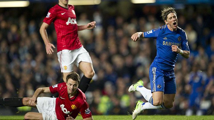 Diving Fernando Torres di laga melawan Man United. Copyright: © Daily Mail