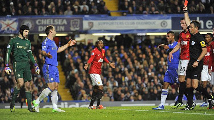 Branislav Ivanovic saat mendapat kartu merah. Copyright: © Reuters