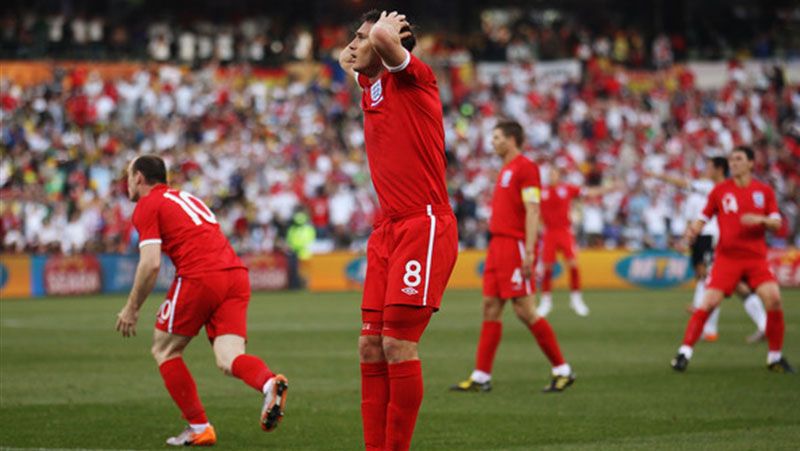 Ekspresi Frank Lampard saat golnya tak disahkan wasit di Piala Dunia 2010. Copyright: © Zimbio