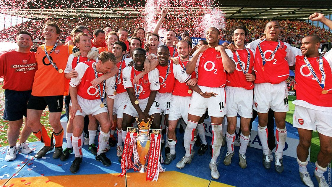 Arsenal terakhir kali mengangkat piala Liga Primer Inggris di musim 2003/04. Copyright: © Google