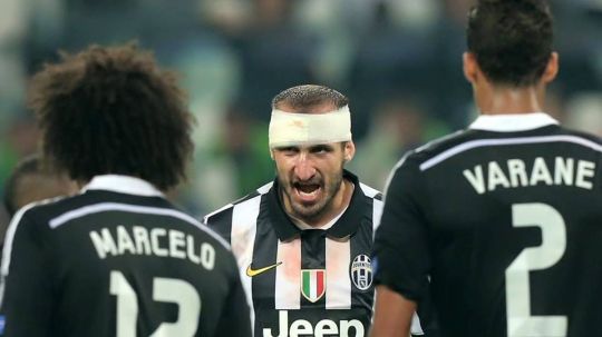 Chiellini berdarah akibat berbenturan dengan Gareth Bale Copyright: © Chiellini
