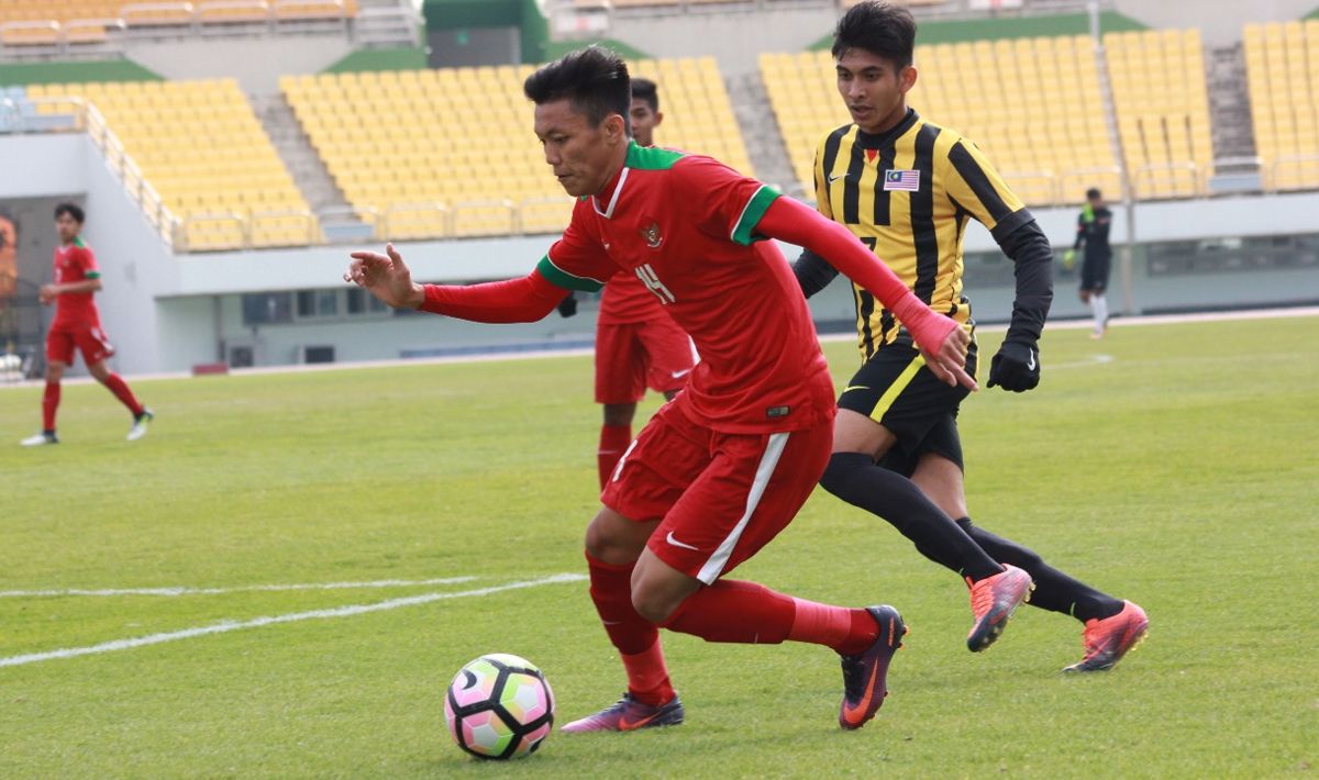 Feby Eka Putra (depan) membawa bola ke arah gawang Malaysia. Copyright: © PSSI