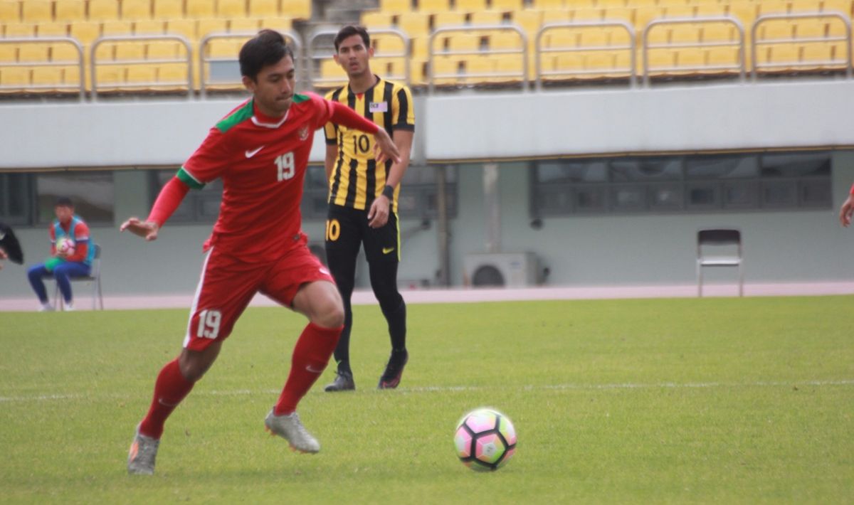 Hanis Sagara tengah berusaha megambil bola dari pemain Malaysia. Copyright: © PSSI