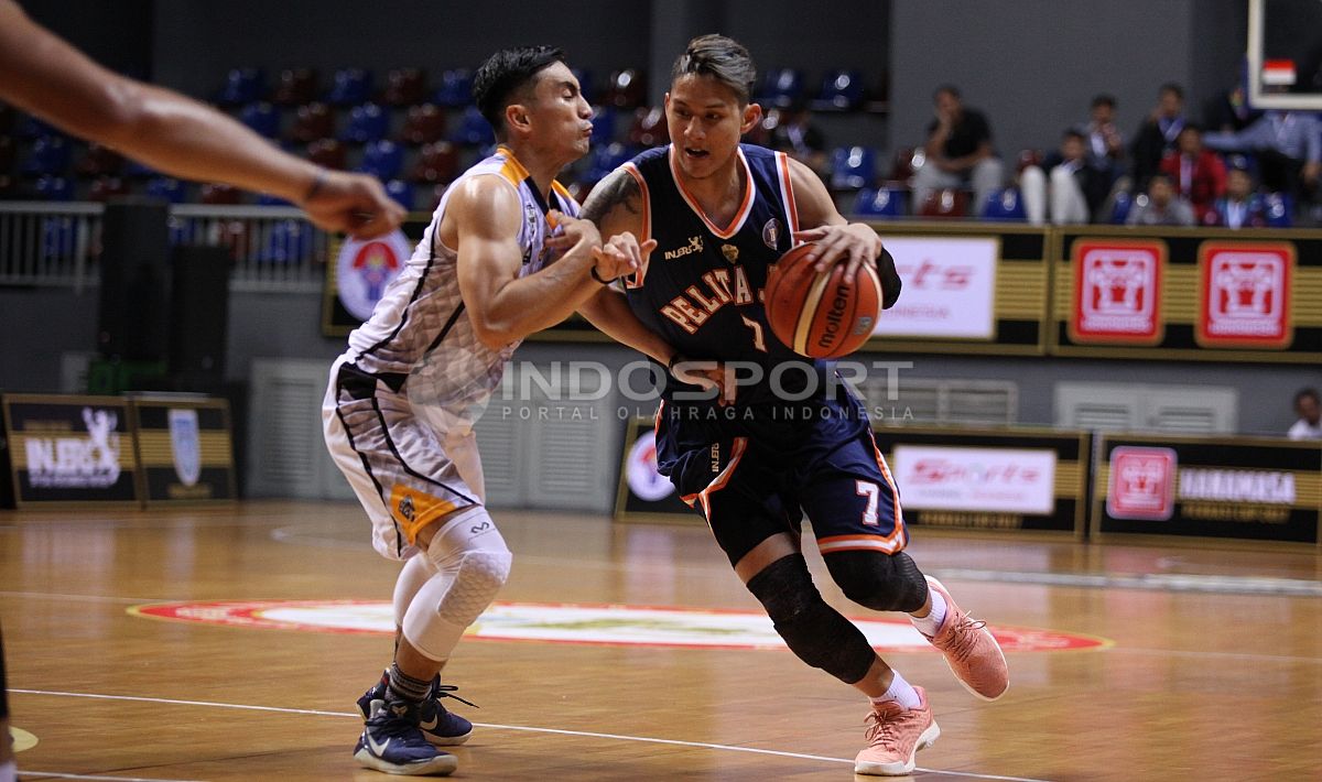 Pemain Pelita Jaya, Daniel Wenas (kanan) kekasih  dari Mikha Tambayong. Copyright: © Herry Ibrahim/INDOSPORT