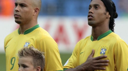 Ronaldo dan Ronaldinho saat masih memperkuat Timnas Brasil. Copyright: © Getty Images