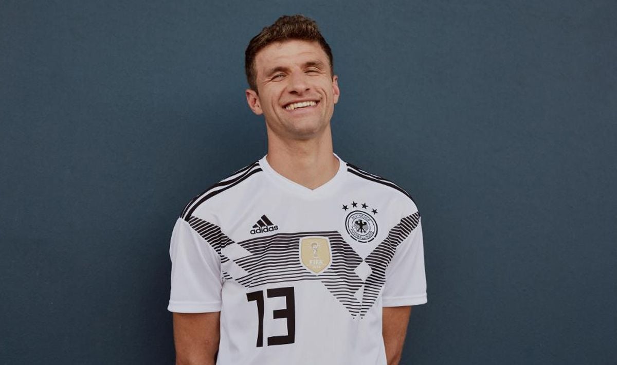 Thomas Muller tersenyum saat di potret untuk penampilan jersey baru Timnas Jerman. Copyright: © Twitter@adidasfootball
