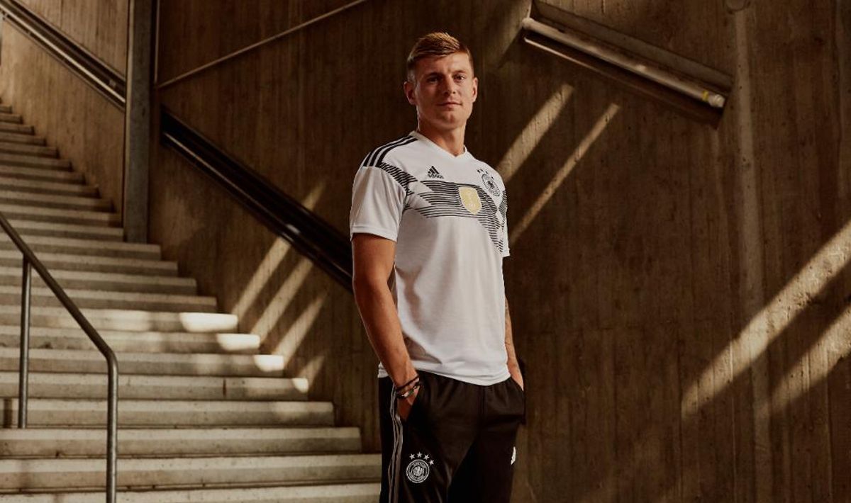 Toni Kroos menjadi model jersey anyar Timnas Jerman untuk Piala Dunia Rusia 2018. Copyright: © Twitter@adidasfootball