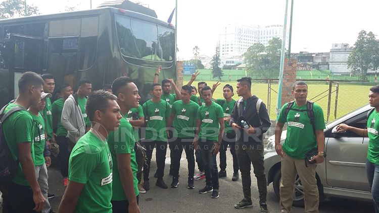 Pasukan PSMS Medan sebelum berangkat ke Stadion Patriot. Copyright: © Kesuma Ramadhan/INDOSPORT