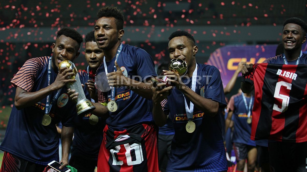 Pemain Persipura Jayapura U-19 melakukan selebrasi pasca berhasil menjuarai Liga 1 U-19. Copyright: © INDOSPORT/Herry Ibrahim