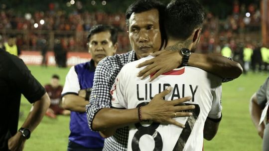 Widodo Cahyono Putro memeluk Stefano Lilipaly pasca laga kontra PSM Makassar. Copyright: © baliutd.com