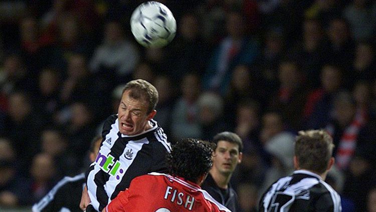 Eks striker Newcastle United, Alan Shearer, dikenal jago dalam duel udara. Copyright: © Daily Mail