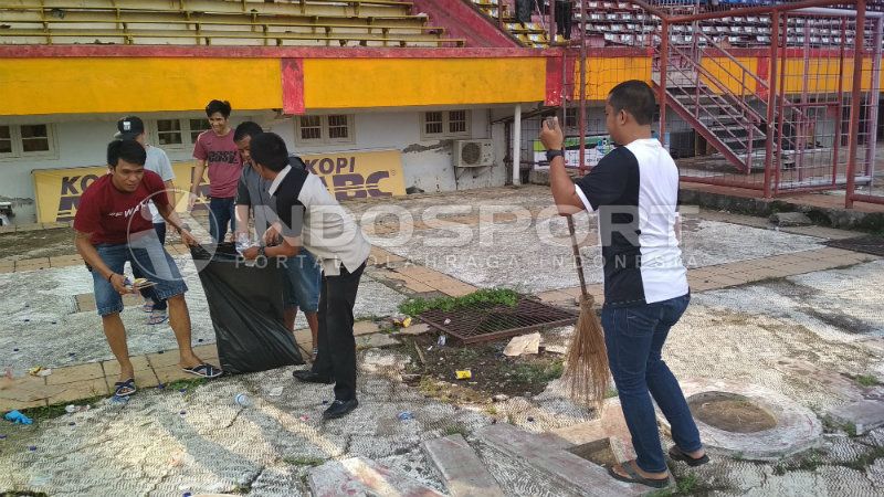 Sejumlah warga terlihat sedang membersihkan Stadion Andi Matalatta. Copyright: © Basri/INDOSPORT