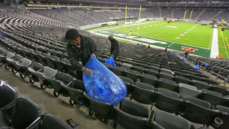 Petugas kebersihan di lapangan bola Copyright: © Junk Mail