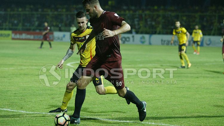 Willem Jan Pluim, pemain asing andalan PSM. Copyright: © Indosport/M Nur Basri