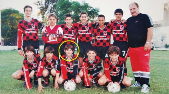 Lionel Messi saat masih di Newell's Old Boys. Copyright: © sportskeeda.com