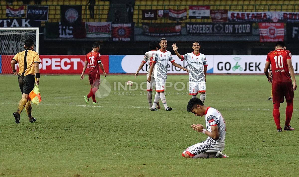 Salah satu pemain Martapura FC tengah melakukan sujud syukur setelah wasit meniup pluit akhir pertandingan. Herry Ibrahim/INDOSPORT Copyright: © Herry Ibrahim/INDOSPORT