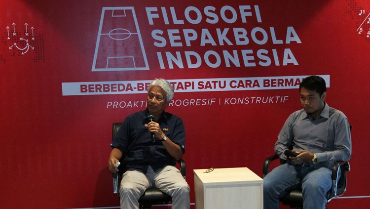 Danurwindo (kiri) saat berpidato dalam acara peluncuran buku filosofi sepakbola Indonesia. Copyright: © PSSI