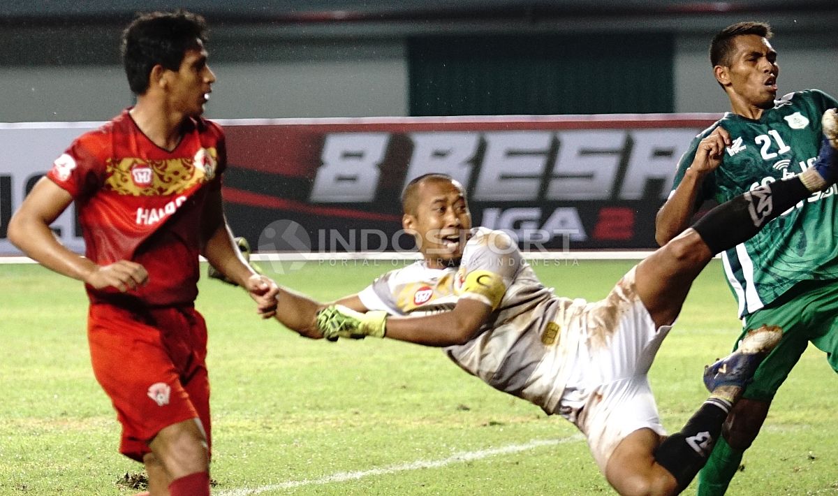 Aksi penyelamatan kiper Kalteng tengah di serang pemain PSMS Medan. Herry Ibrahim/INDOSPORT Copyright: © Herry Ibrahim/INDOSPORT