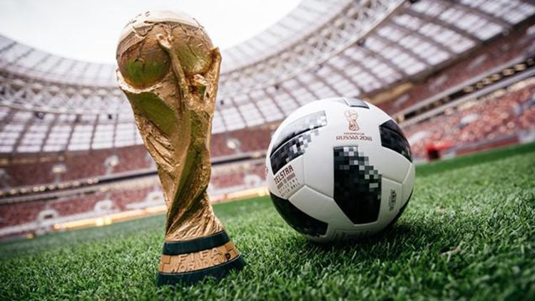 Bola resmi Piala Dunia 2018, Telstar 18 bersama trofi Piala Dunia. Copyright: © FIFA