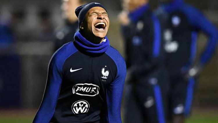 Kylian Mbappe tertawa ngakak di sesi latihan timnas Prancis Copyright: © AFP