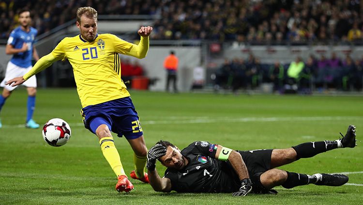 Upaya Gianluigi Buffon saat meredam peluang dari Ola Toivonen. Copyright: © Getty Images