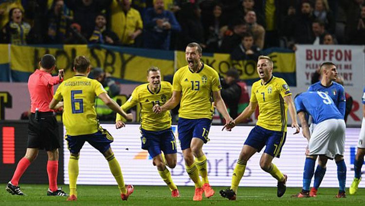 Selebrasi para pemain Swedia. Copyright: © Daily Mail