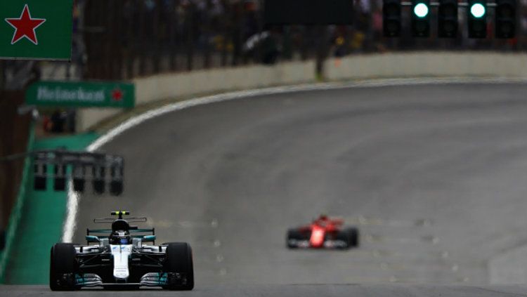 Valtteri Bottas di Depan Vettel. Copyright: © Getty Images