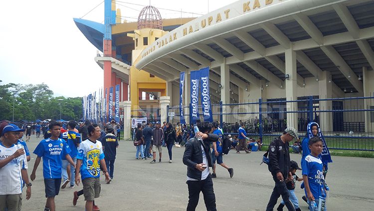 Situasi di depan Stadion Jalak Harupat. Copyright: © Arif Rahman/INDOSPORT