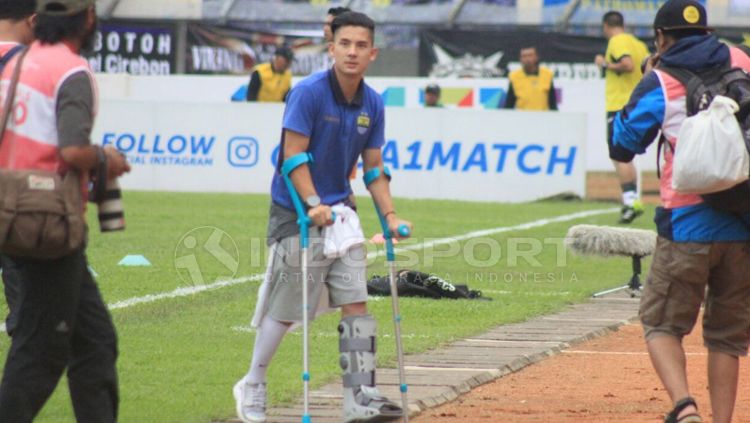 Kim Kurniawan yang masih cedera datang langsung untuk menyaksikan pertandingan Persib. Copyright: © Arif Rahman/INDOSPORT