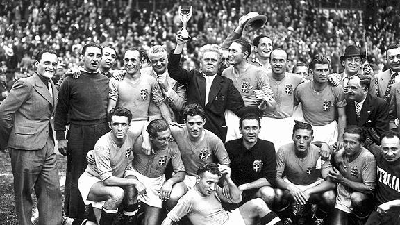 The triumphant Italy squad in 1938 Copyright: © https://www.sportskeeda.com