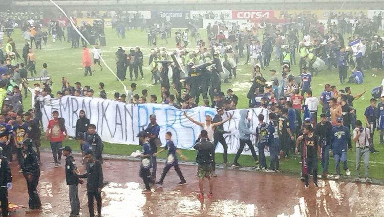 Kerusuhan Bobotoh karena kecewa dengan penampilan Persib Bandung di tahun 2017. Copyright: © Twitter@Ultrasunda1933