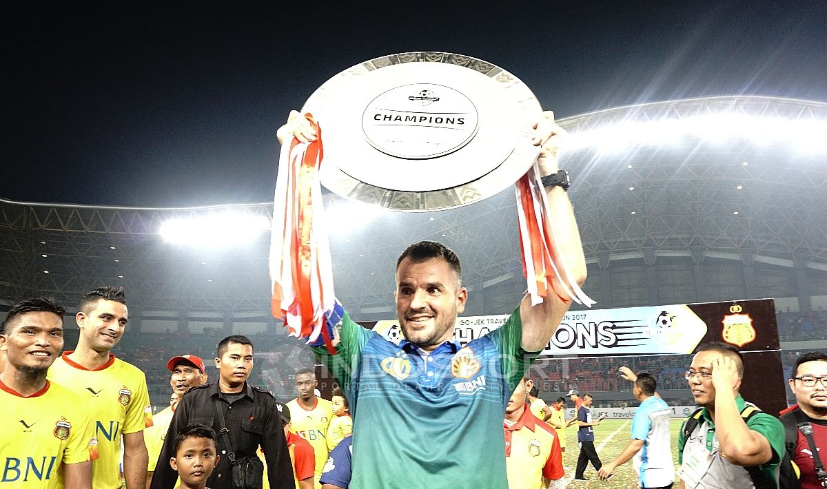 Simon McMenemy mengangkat trofi juara Liga 1 2017. Copyright: © Herry Ibrahim/INDOSPORT