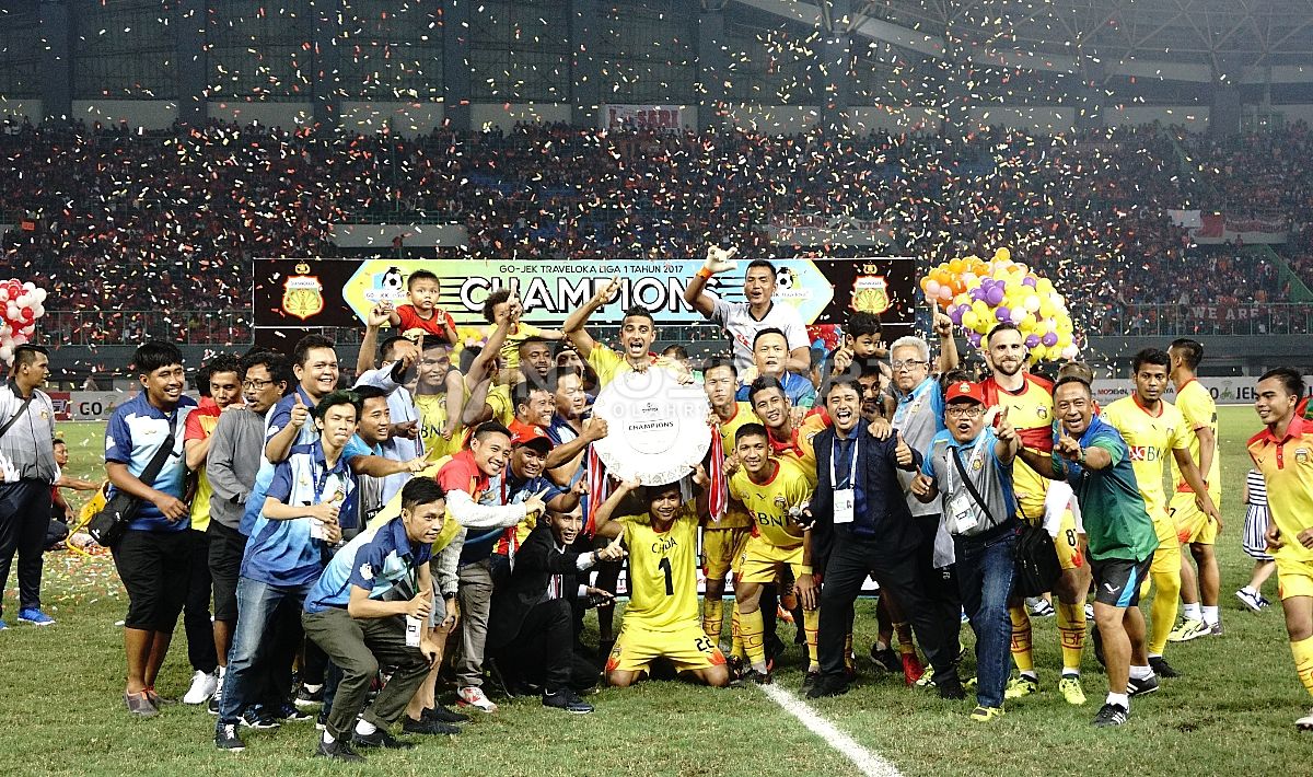 Skuat Bhayangkara FC merayakan keberhasilan menjadi juara Liga 1 2017. Copyright: © Herry Ibrahim/INDOSPORT