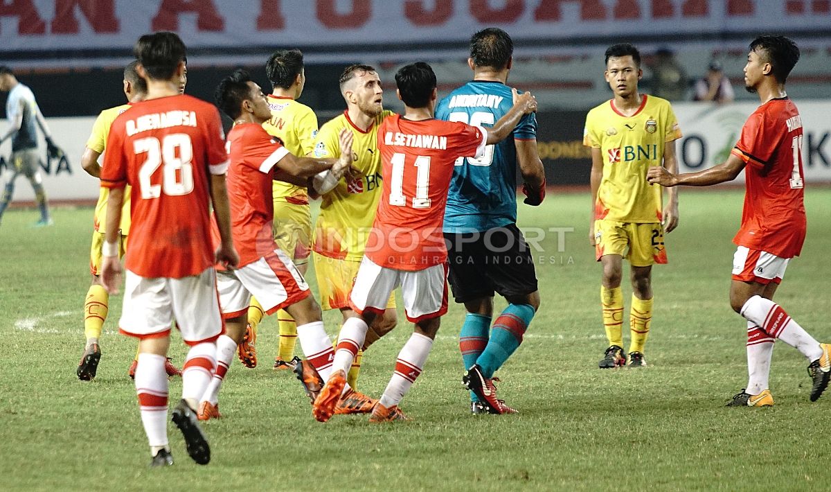 Keributan Kecil dalam Laga Bhayangkara FC vs Persija Jakarta Copyright: © Herry Ibrahim/INDOSPORT