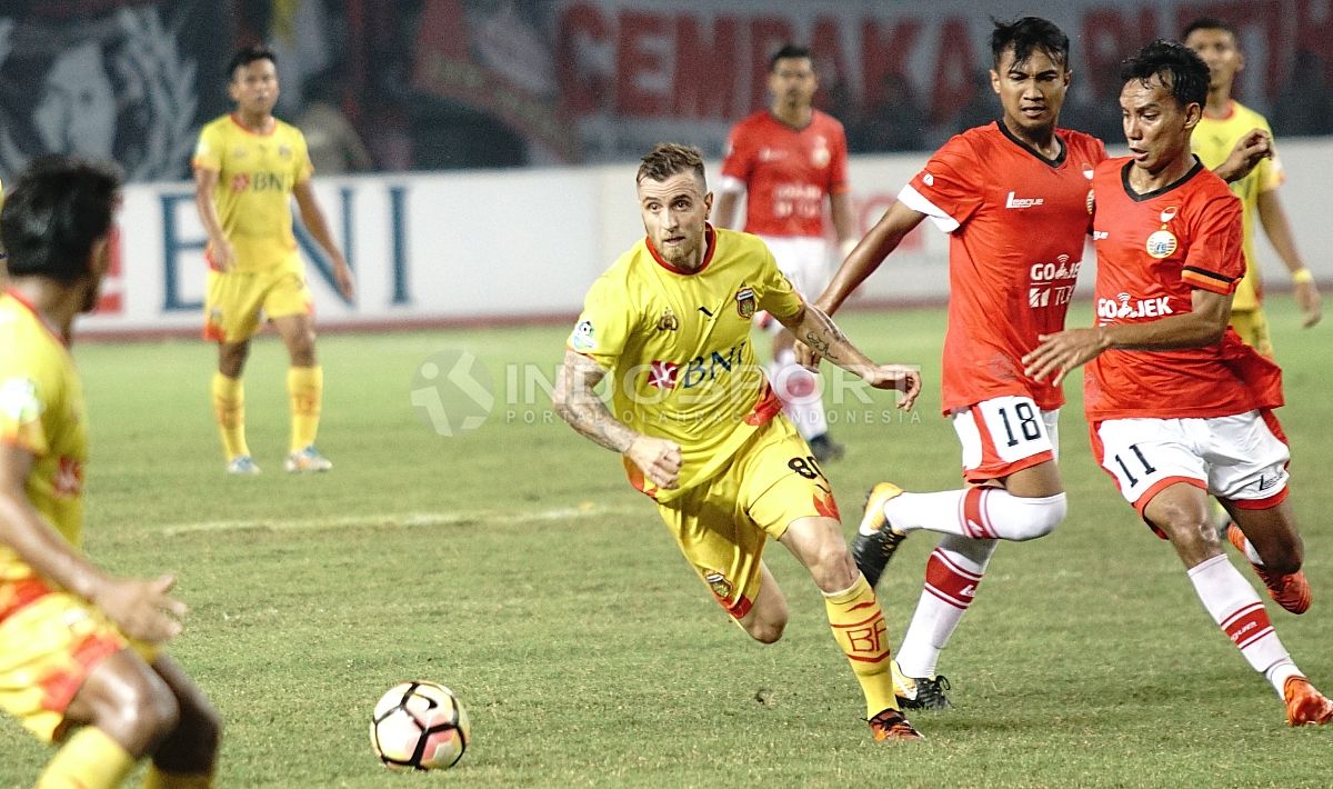 Marquee player Bhayangkara FC, Paulo Sergio coba lepas dari kawalan pemain Persija. Copyright: © Herry Ibrahim/INDOSPORT