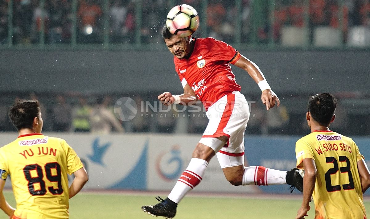 Aksi Bambang Pamungkas menanduk bola saat laga melawan Bhayangkara FC. Copyright: © Herry Ibrahim/INDOSPORT