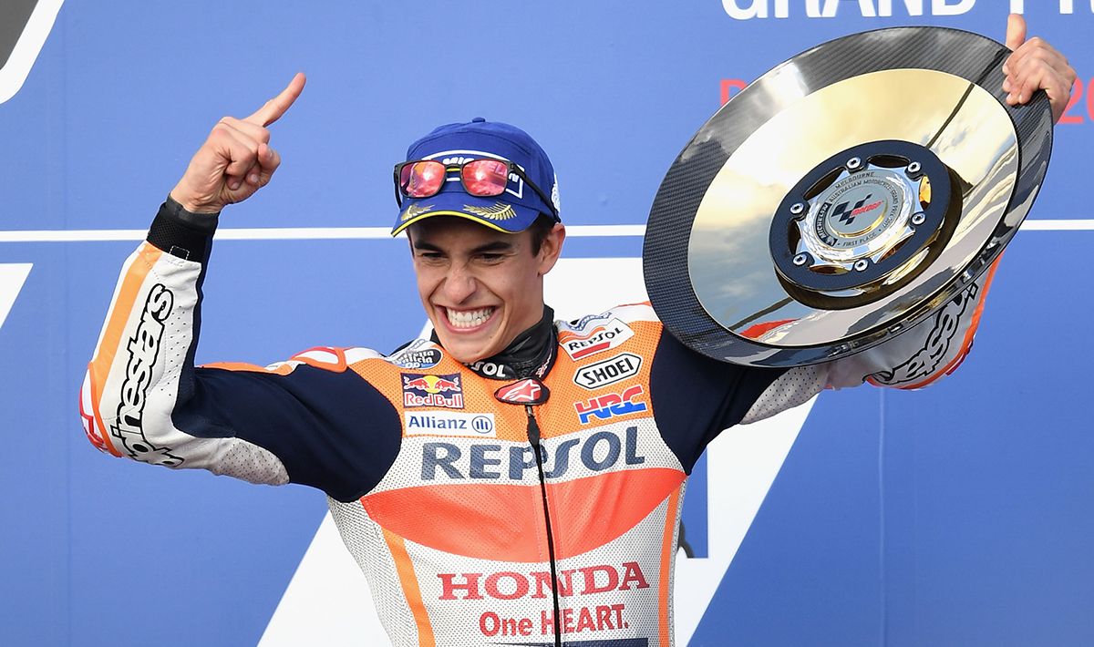 Aksi selebrasi Marc Marquez diatas podium juara dunia MotoGP 2017. Copyright: © Getty Images