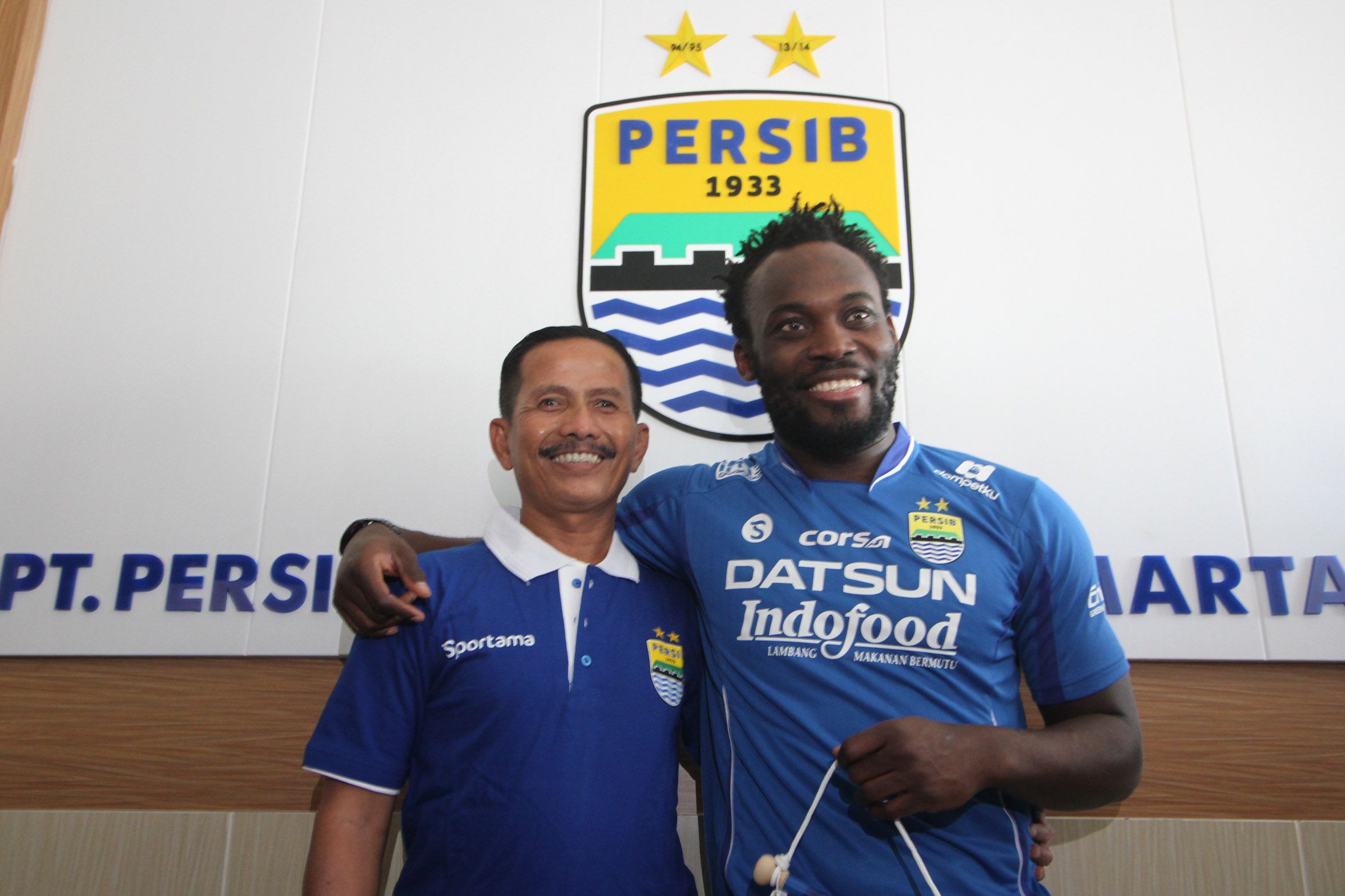 Michael Essien dan Djajang Nurdjaman. Copyright: © Berita Bandung
