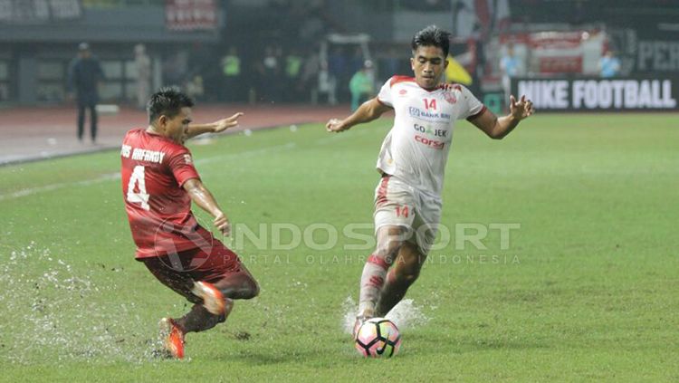 Pemain Persis Solo (kanan) tengah mengontrol bola dari pemain Martapura FC. Copyright: © Arief Setiadi/INDOSPORT