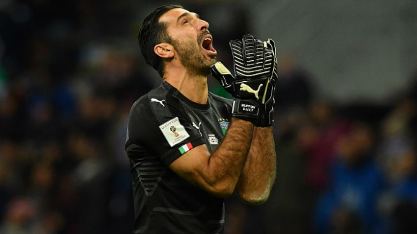 Gianluigi Buffon meluapkan emosinya pasca kegagalan Italia untuk lolos ke Piala Dunia 2018. Copyright: © Getty Images