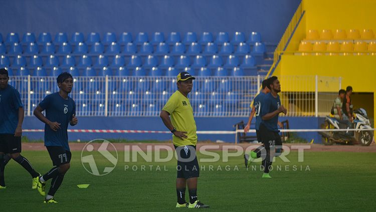 Pelatih Sriwijaya FC, Hartono Ruslan (kuning). Copyright: © Indosport/Muhammad Effendi