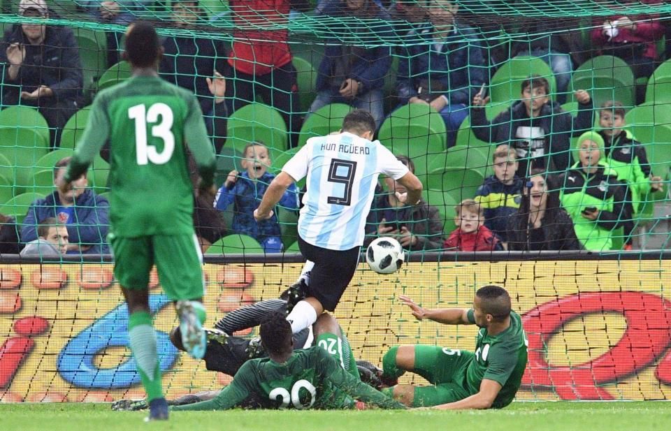 Aguero cetak gol ke 36 saat melawan Nigeria. Copyright: © The Sun