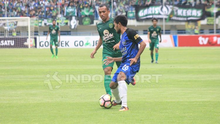 Pemain PSIS melakukan pengontrolan bola terhadapa pemain Persebaya. Copyright: © Arif Rahman/INDOSPORT