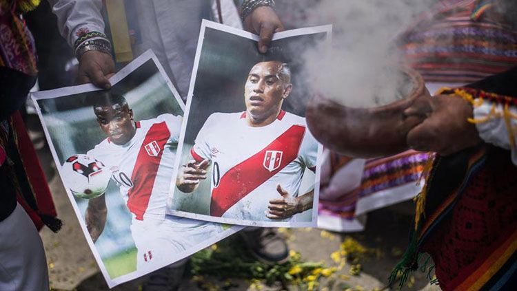 Foto pemain Peru diasapi sebagai salah satu ritual untuk lolos ke Piala Dunia. Copyright: © The Sun