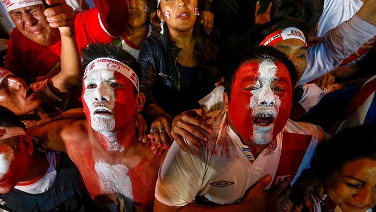 Suporter Peru menyambut kemenangan timnya di laga kontra Selandia Baru. Copyright: © FIFA