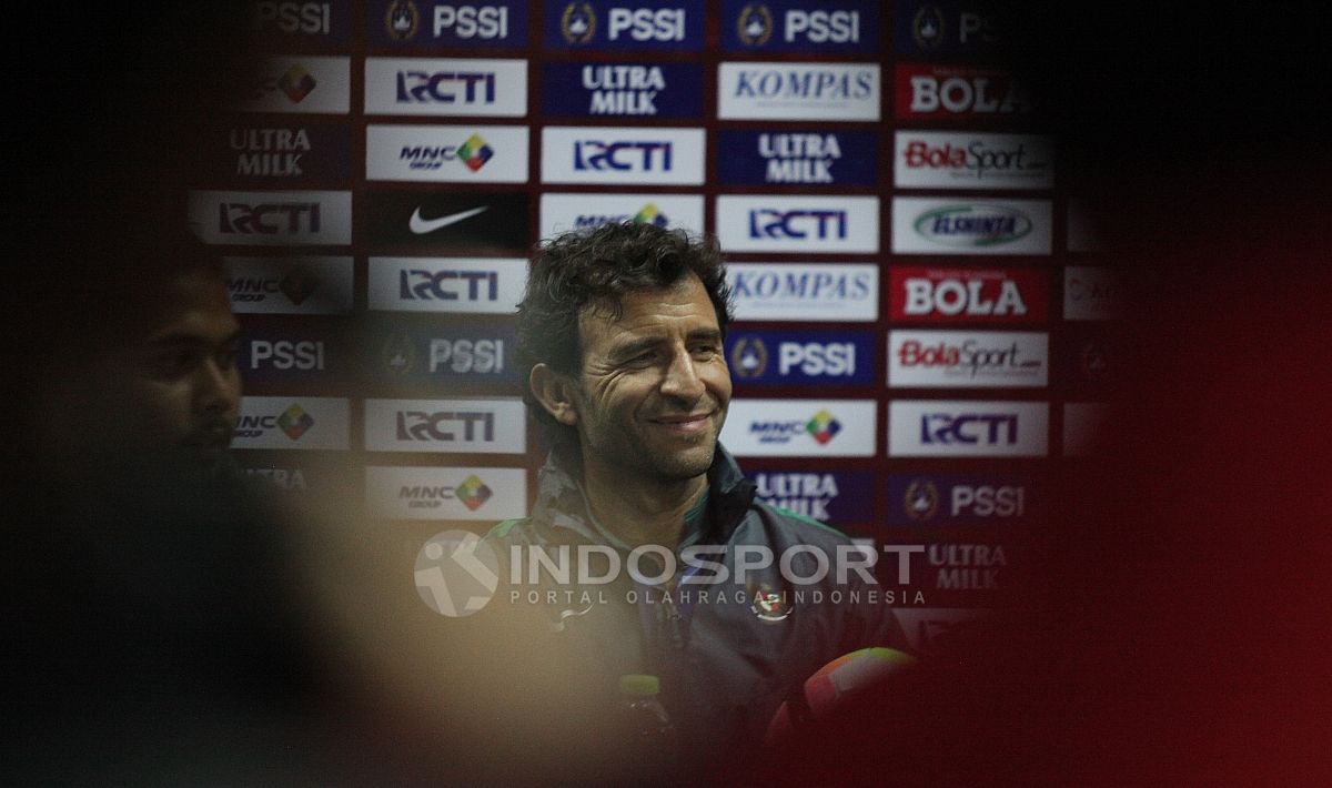Luis Milla dalam jumpa pers usai pertandingan. Herry Ibrahim/INDOSPORT Copyright: © Herry Ibrahim/INDOSPORT