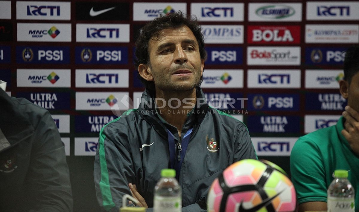 Luis Milla dalam jumpa pers usai pertandingan. Herry Ibrahim/INDOSPORT Copyright: © Herry Ibrahim/INDOSPORT